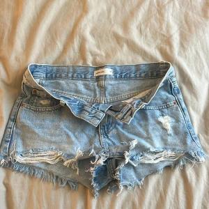 Lågmidjade jeansshorts  - Säljer mina lågmidjade jeans shorts pga att de är för små! Köpta i höstas och som nya!  