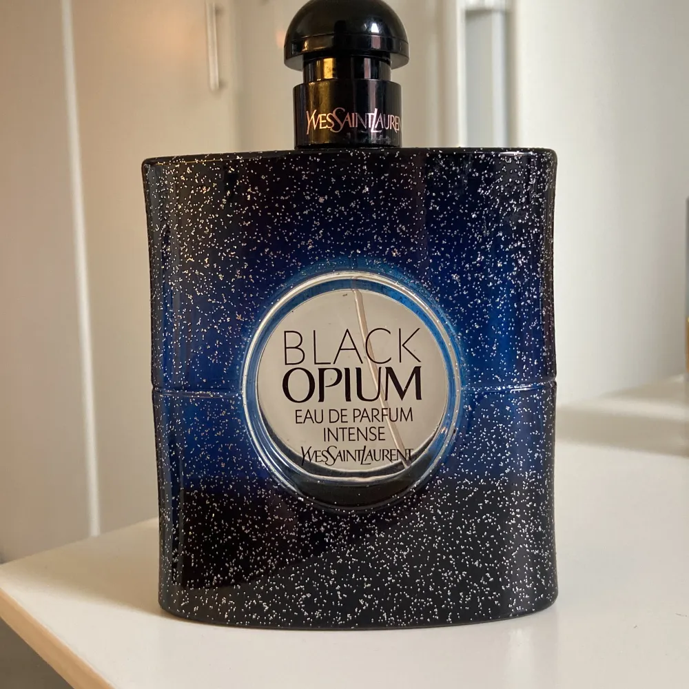 Säljer denna discontinued Yves saint Laurent black opium intense EDP i 90 ml ursprungligen. Ni ser mängd på bilderna. Skulle gissa på ca 30 ml kvar. . Parfym.