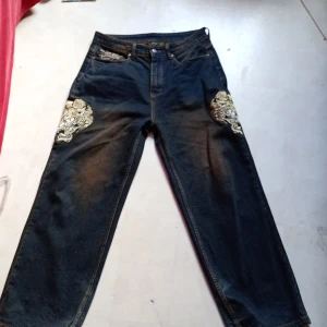Ed Hardy jeans - Skit nice Ed Hardy jeans i bra skick använda typ 3 gånger säljs då dom e för små för min smak priset går att diskutera 