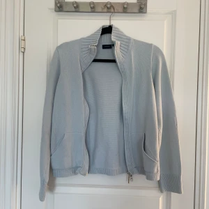 Tröja ifrån redgreen  - Säljer denna jättefina tröjan ifrån redgreen. Den är i strl- M och i ett jättebra skick. Dragkedjan kan man välja lite själv hur man vill ha det eftersom att det finns två dragkedjor. Tröja har även en krage. Nypris- ca. 850, därav priset på tröjan. 