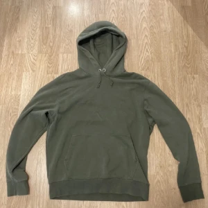 Grön hoodie - Säljer nu en grön hoodie från weekday då den ej kommer till användning längre. Inga skador eller defekter!