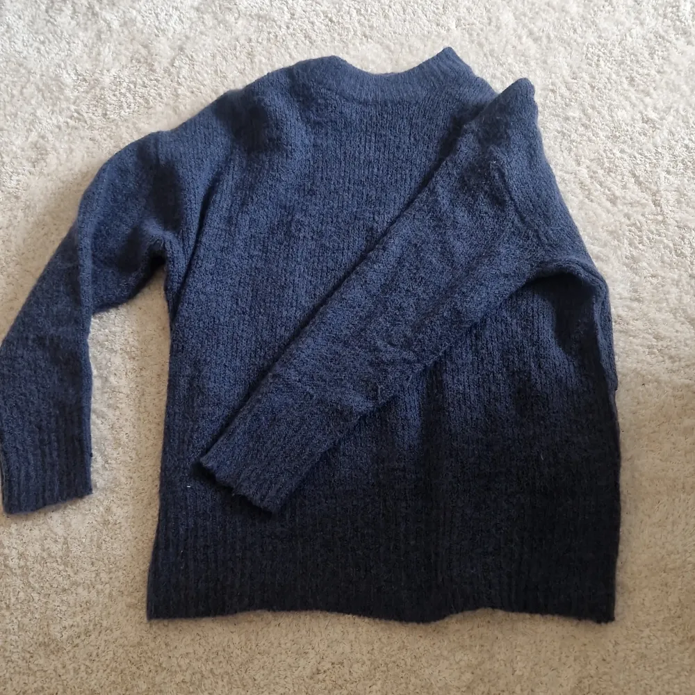 Marinblå stickad tröja från lager 157. Använd 2 gånger 🥰. Stickat.