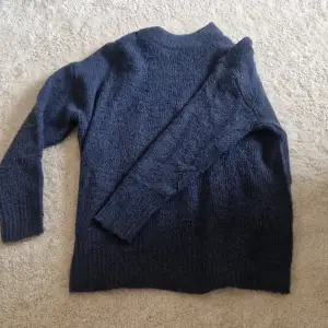 Marinblå stickad tröja från lager 157. Använd 2 gånger 🥰
