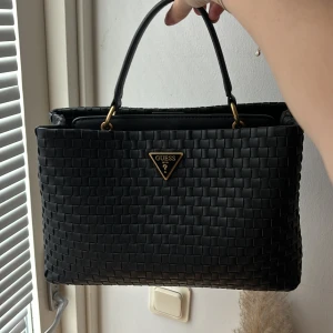 Guess väska  - Säljer min alldeles nya guess väska då jag har förmågna väskor. 💕