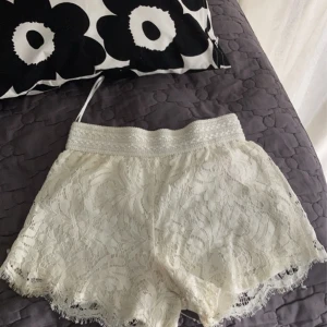 Vita spetsshorts - Fina vita spetsshorts kan ha tights eller spetsstrumpbyxor under