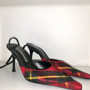 Röda klackar  - Skitfina Alain Manoukian skor med tartanmönster. Skorna är i bra skick och passar storlek 37. Priset kan diskuteras.