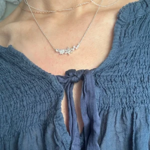 blomhalsband - fint halsband i äkta silver ⭐️ använd ”köp nu”. 11/6-2024