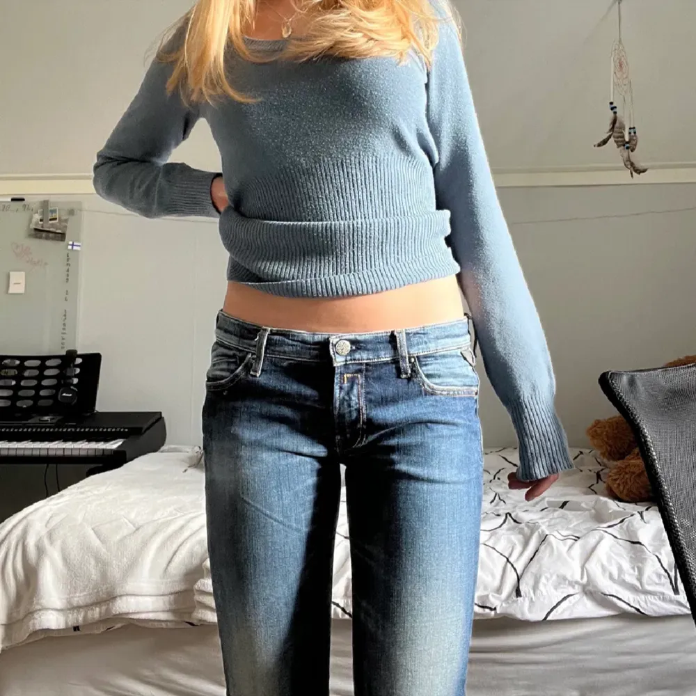 Jättefina Lågmidjade bootcut jeans från replay!!  Ägaren hade sprättat upp där nere så det passade henne och hon var 173 som referens. Jag är 170 och passar mig perfekt!💕. Jeans & Byxor.