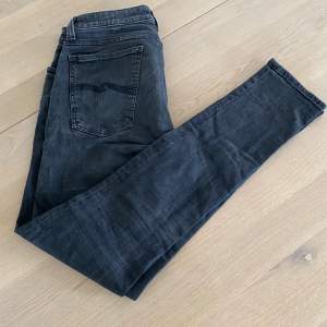 Säljer ett par snygga Nudie jeans i stl 34W 34L. De är i fint använt skick utan defekter.