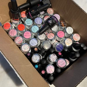 149st gelfärger - 149 st gelpolish och gel färger  Har stor rensat hemma på färger som inte kommer till användning då jag inte jobbar heltid med naglar. Majoriteten är endast uppmålade och någon använd till enstaka sett. För mer info och bilder skicka meddelande ☺️