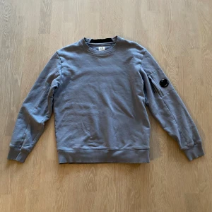 Säljer knappt använd CP company sweatshirt - Säljer en knappt använd ljusblå CP company sweatshirt. Passar dig med storlek S. Sweatshirten har små vita prickar vid halsen som knappt är synliga men därför är priset 349kr från nypris 1800kr. Priset kan diskuteras. Fler bilder på förfrågan.