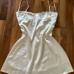 vit slip klänning med öppen rygg - Säljer denna sjukt snygga klänning för den var lite stor på mig. Perfekt nu till sommaren. Jag brukar ha xs-s i storlek så skulle säga att den passar s-l beroende på hur stor man är i bysten.❤️ Priset är inte hugget i sten så kom gärna med förslag❤️