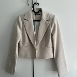  Beige kavaj från Gina Tricot -  Helt ny med lapp kvar . Storlek S