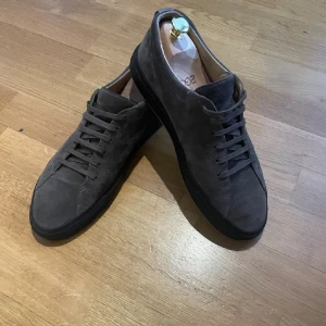 Cqp skor - Snygga skor i storleken 41 men de är stora i storleken (passar nog 43-44), mycket bra skick. Handgjorda i portugal av italienskt läder. sko block och box medföljer ej. Nypris 3699kr. Om du vill ha fler bilder är det bara att skriva eller information.