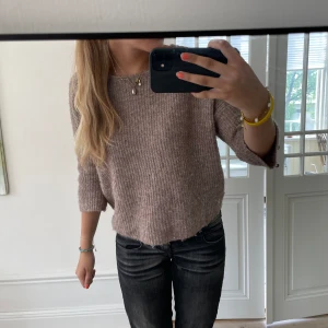 Stickad t-shirt  - Jättefin stickad tshirt med trekvartsärmar från JDY💗 Säljs då den inte längre kommer till användning💗💗Köpt på plick för 350kr säljs för 150kr