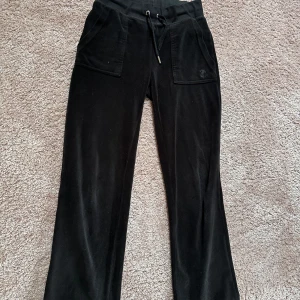 Juicy Couture  - Säljer svarta juicy couture byxor för de är för små för mig. De är i rätt bra skitt och de går att köpa tillsammans med den matchande tröjan! Byxorna är i XXS och skulle passa 11-16 åring🩷 