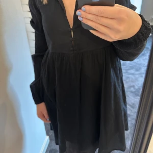 Klänning - Säljer denna klänning från bikbok som aldrig kommit till användning. Det tillkommer en extra knapp ifall någon lossnar. Nypris - 599kr