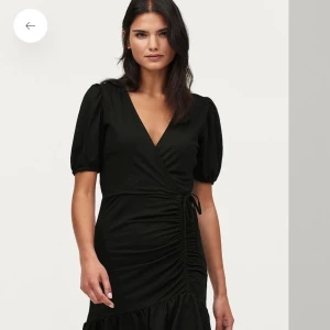 Svart klänning - Svart klänning ifrån gina tricot 