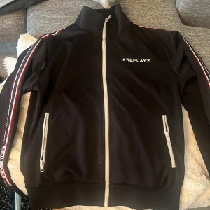 Replay Zip kofta - Hej! Säljer nu min Replay kofta. Den är inte använd så mycket men tyvärr har den fått lite målarfärg innanför tröjan, så de är inget som syns! 