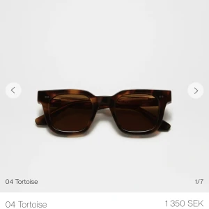 Chimi 04 - Jättefina och köptes på nk förra året. Väl använda och jättefint skick. Färgen tortoise i 04. Nypris är 1350 och pris kan diskuteras!!! ❤️❤️❤️