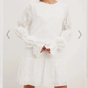 Vit klänning  - Vit klänning från nakd. Använd två gånger 🤍perfekt nu till sommaren!