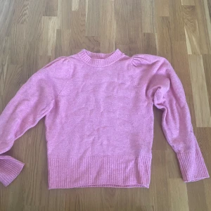 Stickad Tröja Rosa - Storlek XS Köpt på H&M för 299kr Bra skick, endast använd ett fåtal gånger!