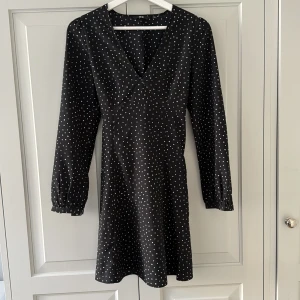 Prickig sommarklänning - En supergulliga sommarklänning i vit och svart prickig design 🩷 från Uniqlo 