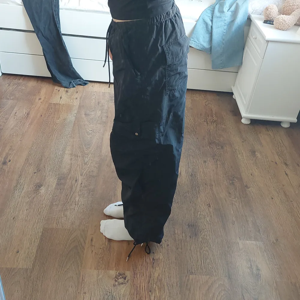 Cargobyxor i storlek xxs men är väldigt oversized så typ som en S/M 1 bakficka, 2 sidofickor på benen och 2 vanliga fickor, knytsnören nere vid bensluten och i midjan. Oanvända pga för stora.. Farkut & Housut.