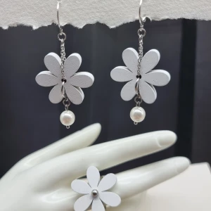 Handgjorda örhängen och ring set - ♡ Material: Rostfritt stål  och ett träd. Stommen är ca 6mm i diameter, men kan göras mindre eller större, efter behov.  Mått på plattan 3cm(blomma), örhängen-6,5cm