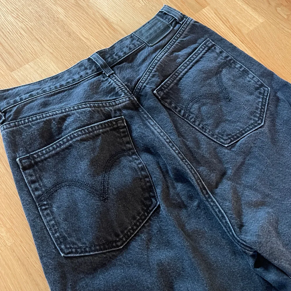 Mörkgråa Levis jeans i storlek 29 - Ordinare pris 1199 kr - Fint skick - Köparen står för frakten - Inga returer - Betalning via köp direkt . Jeans & Byxor.