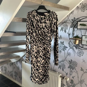 Klänningar - Bild 1. Klänning i storlek XS  bild 2. Klänning med inbyggda shorts i storlek XS Bild 3. Klänning storlek M med snöre i midjan