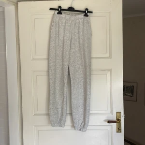 Mjukisbyxor - Grå mjukisbyxor från gina tricot. I använt skick, har några noppror som inte syns så tydligt. Storlek XS. Skickar mer bilder om de efterfrågas. Fraktkostnad tillkommer 💕