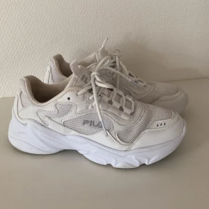 Vita Fila collene sneakers stl 37 - Fila sneakers stl 37 i fint skick.