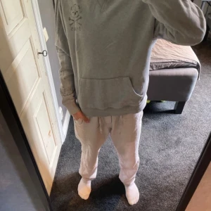 Ralph lauren hoodie - Säljer nu en jätte snygg gammal polo bear hoodie som är riktigt sällsynt Storlek 14-16 år Skick 9/10 Modellen på bilden är 164 cm lång Har fler bilder om du vill ha😊