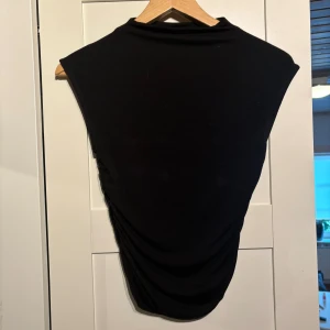 Topp ifårn Gina!  - Säljer denna toppen ifårn Gina Tricot då den inte kommer till användning längre. Använd fåtal gånger🩷