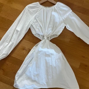 klänning med cutouts i midjan  - långärmad klänning med cutouts i midjan från bershka i storlek xs, midjan är töjbar 