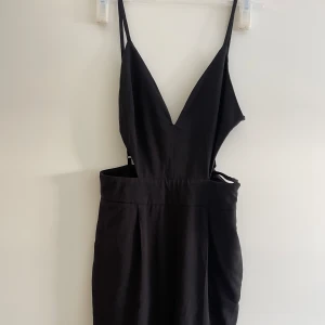 Byxdress från ASOS - En super snygg byxdress från ASOS i storlek 36 För mer bilder skicka pm.