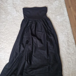 Klänning - Klänning från gina tricot köppte för ett år sedan. Köpare får med axelremsband som man får på köppet som även jag fixk med när jag köppte👌🏻🥰 Den är inte skrynklig utan det blev så på bilden. 