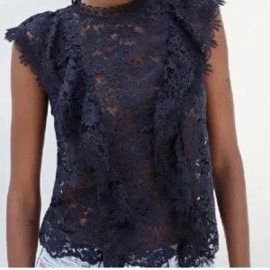 Zara blus  - Säljer denna skit sygga zara blusen i marinblå!!💖💖