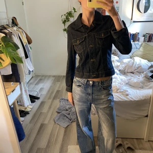 Wrangler jeansjacka  - Köpt i vintagebutik i Amsterdam, skitsnygg jeansjacka/skjorta/kavaj, som jag gillar att ha knäppt. Bra vintage-skick, liiite kort i ärmen på mig som är 180!