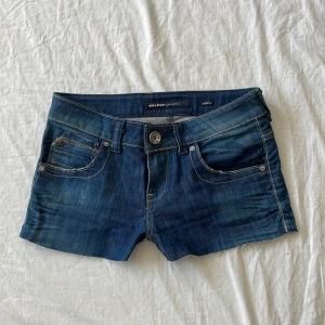 Miss sixty jeansshorts  - Bra skick! De ser ut att vara klippta till shorts så kan vara lite ojämna längst ner, mått: midjemått rakt över 38,5 grenhöjd 20 längd 24,5cm💗 jag är 176 och brukar ha m