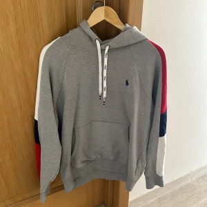 Polo Ralph Lauren hoodie - storlek M, skön och inter tjock så fungerar perfekt på en sommarkväll och hela hösten och våren. Används inte längre pga den börjar bli för liten för mig