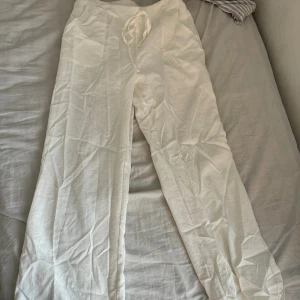 Linne liknande byxor - Aldrig använd, bra och fina linne liknande byxor från shein. Dom är lågmidjade och har inbyggda ”shorts” så dem inte är genomskinliga.