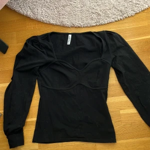 Svart tröja  - Fin tröja, använd endast en gång. Storlek M 