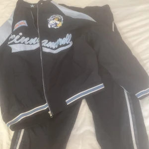 Cinnamoroll jacka + byxor - Säljer för den kommer inte till användning. Köpt på aliexpress för 500kr, material ungefär som en vårjacka. Använd en gång