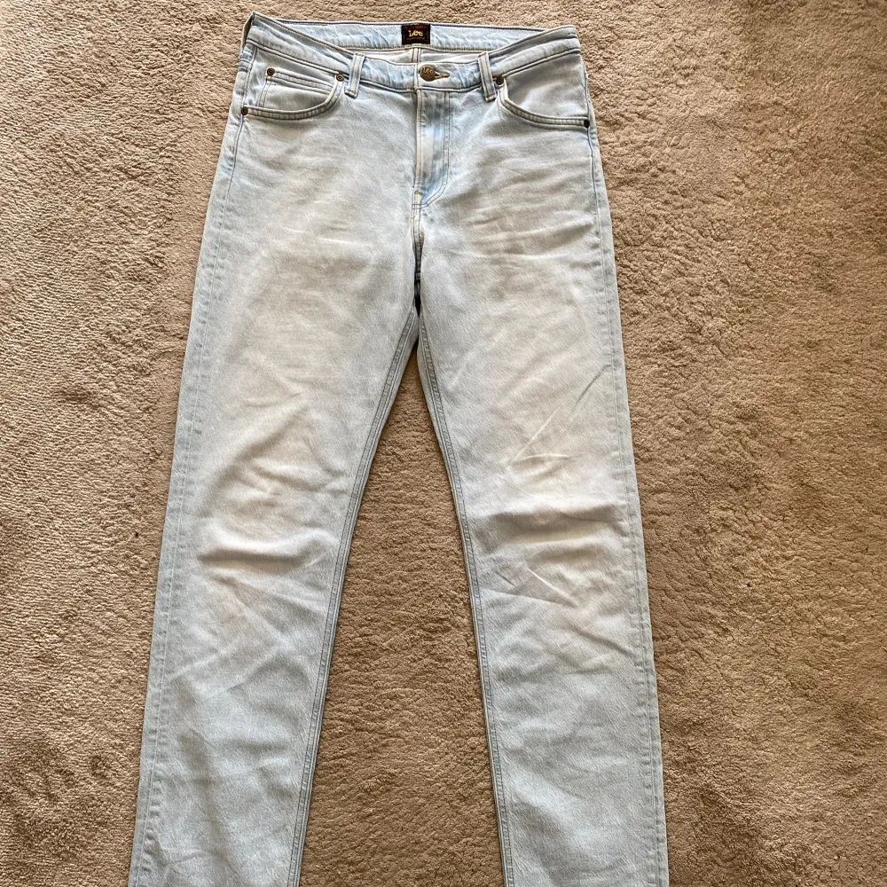 W31 L34. Jeans från Lee - regular fit. Nyskick, inga tecken på användning. Jeans & Byxor.