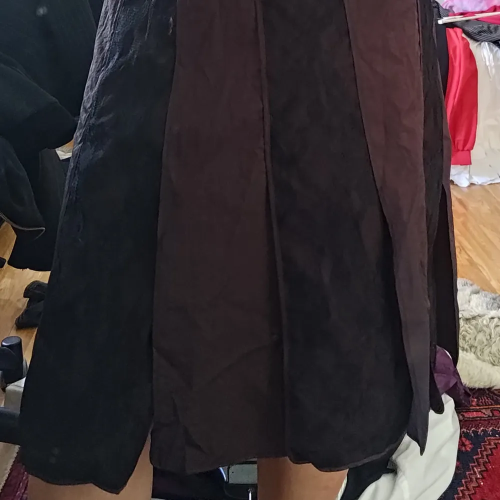 En vintage märkeskjol i purpur och spets ränder i 100% nylon. Jag är 166 cm lång och den går mig till runt 3 cm under knäna.. Kjolar.
