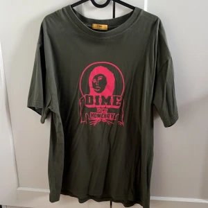 Dime T-shirt  - Säljer den här T-shirten från märket Dime pågrund av att den inte kommer till användning längre. Den är använd endast några gånger så skicket är bra. Orginal pris 500kr skriv för eventuella frågor.