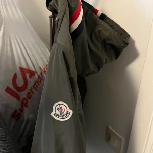 Moncler Jacka - En riktigt snygg Moncler Jacka som passar perfekt till våren och sommaren! Scan funkar. Skick 8/10 Kan tänka mig gå ner i pris