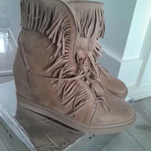 Fransskor  - Säljer dessa super fina bruna fransskorna 💕